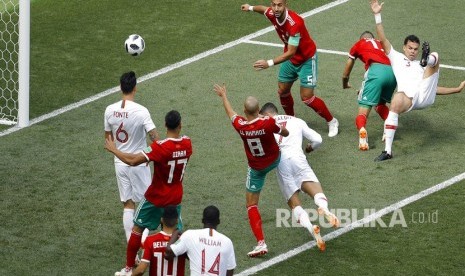 Cristiano Ronaldo menyundul bola untuk mencetak gol pembuka pada  pertandingan grup B Piala Dunia 2018 antara Portugal dan Maroko  di Stadion Luzhniki di Moskow, Rusia, Rabu (20/6).