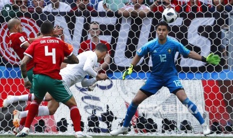 Cristiano Ronaldo menyundul bola untuk mencetak gol pembuka pada  pertandingan grup B Piala Dunia 2018 antara Portugal dan Maroko  di Stadion Luzhniki di Moskow, Rusia, Rabu (20/6).