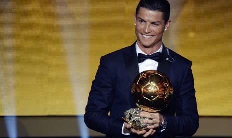   Cristiano Ronaldo meraih penghargaan FIFA Ballon d'Or 2014. 