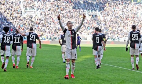 Cristiano Ronaldo merayakan gol yang membuka kemenangan Juventus atas Fiorentina.