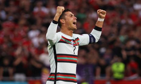 Cristiano Ronaldo merayakan gol dalam pertandingan sepak bola babak penyisihan grup F UEFA EURO 2020 antara Hungaria dan Portugal di Budapest, Hongaria, 15 Juni 2021. 