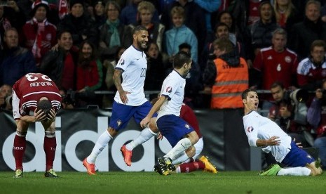 Cristiano Ronaldo merayan golnya ke gawang Denmark.