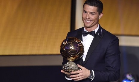 Cristiano Ronaldo merebut trofi FIFA Ballon d'Or 2014