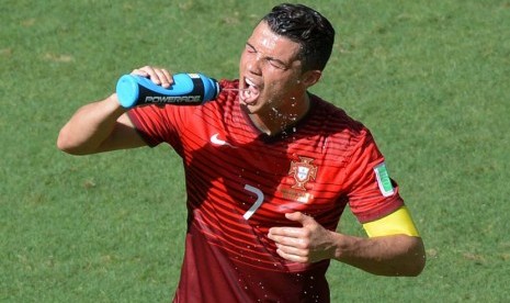 Cristiano Ronaldo Minum dipertandingan antara Jerman dan Portugal di Arena Fonte Nova di Salvador, Brasil, Senin (16/6).   (EPA / Thomas Eisenhuth).