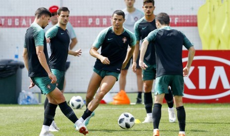 Cristiano Ronaldo, Portugal, menghadiri sesi pelatihan di Piala Dunia Sepak Bola 2018 di Kratovo, pinggiran Moskow, Rusia, Jumat, 29 Juni 2018. 