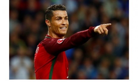 Cristiano Ronaldo pada awal laga kontra Islandia.