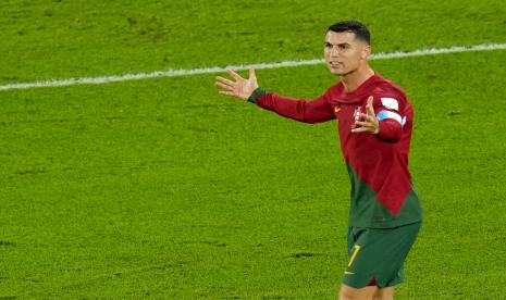 Gelandang Portugal Bruno Fernandes berharap akan ada lebih banyak kritik kepada Cristiano Ronaldo setelah rekannya itu mencetak gol lewat titik putih dalam kemenangan Portugal 3-2 atas Ghana di Piala Dunia Qatar 2022, Jumat (25/11) dini hari WIB. Pasalnya dengan kritik Ronaldo mendapatkan kemampuan terbaiknya.