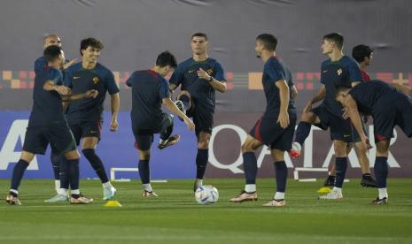 Cristiano Ronaldo Portugal, tengah, melakukan pemanasan dengan rekan satu timnya selama pelatihan resmi Portugal menjelang pertandingan sepak bola Piala Dunia grup H antara Portugal dan Ghana di tempat pelatihan Al Shahaniya SC di Al Shahaniya, Qatar, Rabu, 23 November, 2022. 