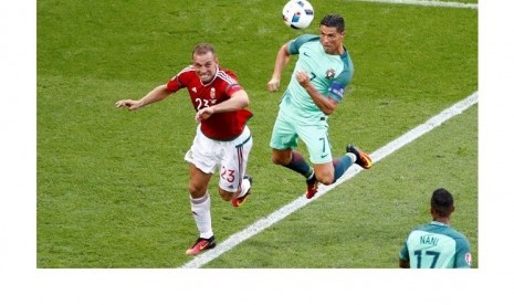 Cristiano Ronaldo saat mencetak gol keduanya sekaligus gol ketiga Portugal.