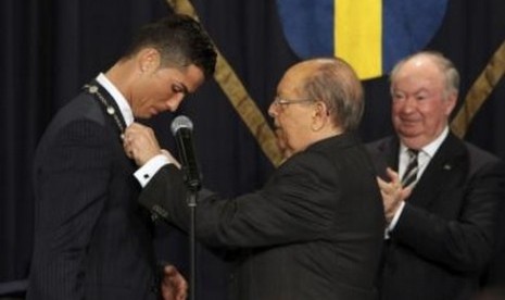 Cristiano Ronaldo saat menerima medali dari pemerintah Madeira, Ahad (21/12).