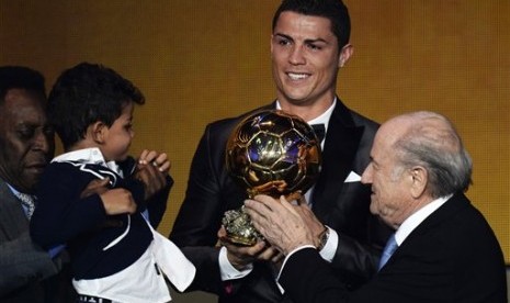 Cristiano Ronaldo saat menerima penghargaan Ballon d'Or dari Presiden FIFA Sepp Blatter.