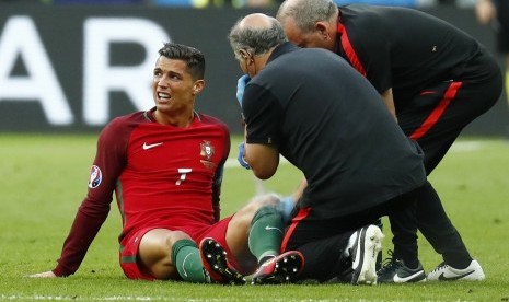 cristiano ronaldo sedang diperiksa tim medis