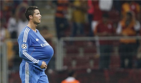 Cristiano Ronaldo, winger Real Madrid, meninggalkan lapangan dengan membawa bola dalam jerseynya usai mengalahkan Galatasaray di laga Grup B Liga Champions di Istanbul, Turki, Selasa (17/9) 