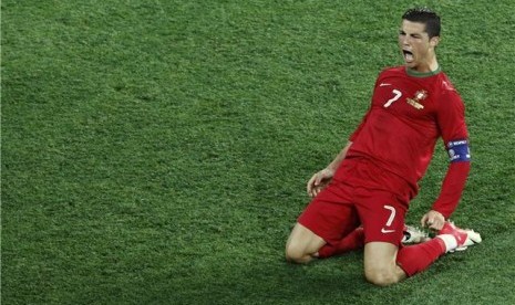  Cristiano Ronaldo, winger timnas Portugal, melakukan selebrasi usai menjebol jala Belanda di laga terakhir Grup B Piala Eropa 2012 di Stadion Metalist, Kharkiv, pada Ahad (17/6). 