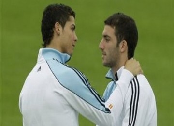 Cristiano Ronaldo (kiri) dan Gonzalo Higuain