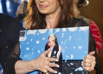 Cristina Kirchner, Presiden Argentina, memeluk foto kenangan bersama mendiang suami Nestor Kirchner.