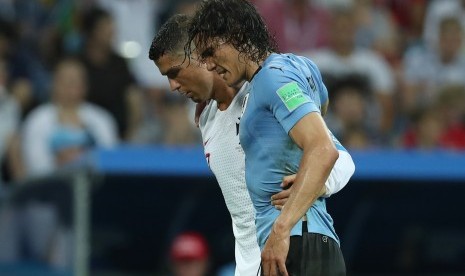 Cristriano Ronaldo saat membantu Cavani yang mengalami cidera di partai 16 besar Piala Dunia 2018, Rusia