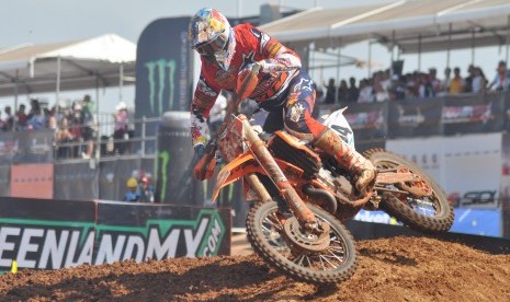 Crosser Belanda Jeffrey Herlings (84) menaklukkan rintangan dalam balapan I kelas MXGP. 