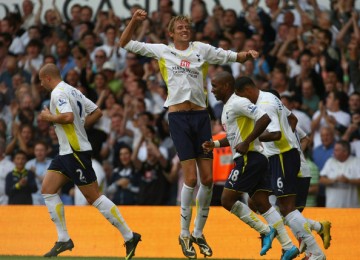 Crouch (tengah) dan para pemain Spurs lainnya merayakan kemenangan.