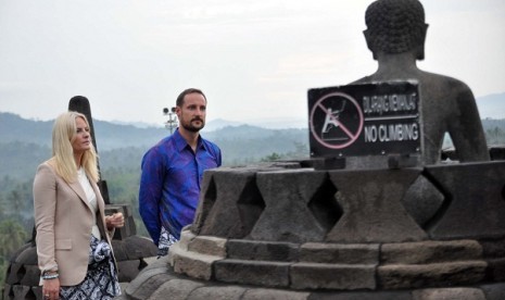 Crown Prince of Norway Haakon Magnus (right), and Princes Mette Marift visit Borobudur Temple during his tour to Yogyakarta on Wednesday. During his visit Indonesia, Norway seeks opportunity to expand its salmon market here. 