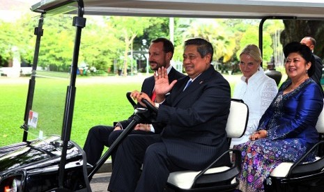 Crown Prince of Norway, Hakoon Magnus (left), visits Indonesia on Monday. He meets President Susilo Bambang Yudyoyono and discuss a wide range of issues including on environment, energy, trade, and investment. The prince also attend the opening dialog on h