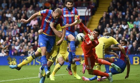 Crystal Palace's Brede Hangeland (L) has a header saved during their English Premier League soccer match against Chelsea at Selhurst Park in London October 18, 2014.