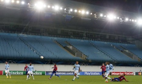 CSKA Moscow's Bebras Natcho (R) shoots during their Champions League soccer match against Manchester City at the Arena Khimki outside Moscow, October 21, 2014.