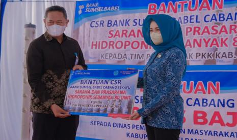 Sebanyak 80 unit sarana prasarana Tanaman Hidroponik serta 600 baju seragam diterima Ketua Tim Penggerak PKK Kabupaten Musi Banyuasin Hj Thia Yufada Dodi Reza dari Bank Sumsel Babel Cabang Sekayu. Bantuan diterima melalui program CSR Bank Sumsel Babel cabang Sekayu, Kamis (11/8) di halaman Bank Sumsel Babel cabang Sekayu.