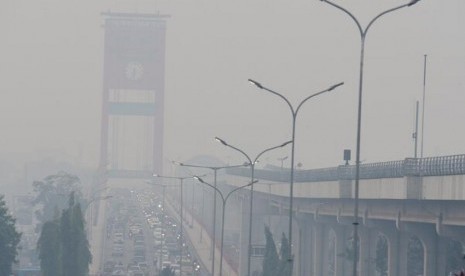 Cuaca buruk kabut asap yang menyelimuti kota Palembang Sumatera Selatan pada hari ini, Senin (14/10) masih terus terjadi yang dapat mengganggu aspek keselamatan pelayaran di Sungai Musi Palembang. 