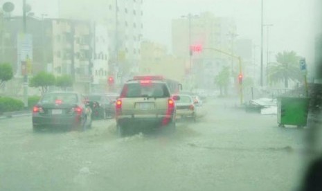 Arab Saudi Keluarkan Peringatan Waspada Menyusul Badai Petir dan Salju. Foto:  Cuaca esktrem terjadi di Makkah dan kota Arab Saudi lainnya.