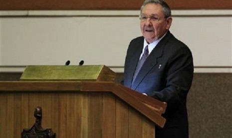 Cuba's President Raul Castro addresses the audience during the closing session of the Cuban National Assembly in Havana February 24, 2013. 