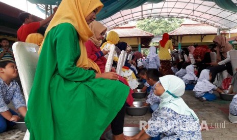 Dalam rangka hari ibu, anak-anak TK Cendekia Indramayu membasuh kaki ibunya masing-masing, Kamis (21/12).