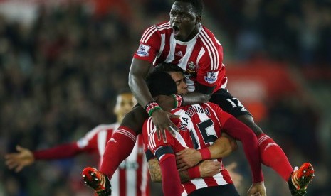 Cuco Martina melakukan selebrasi bersama Victor Wanyama usai mencetak gol pembuka buat Southampton