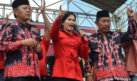 Cucu Presiden Soekarno, Puti Guntur Soekarno putri (tengah).