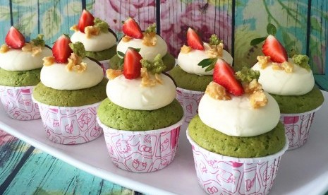 Cupcake green tea dengan topping krim keju dan stroberi.