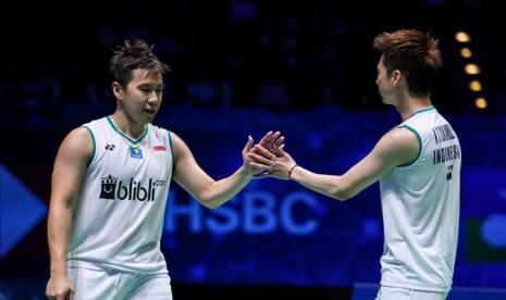 Ganda putra Indonesia, Kevin Sanjaya (kanan) dan Marcus Fernaldi Gideon pada laga final All England 2020. (ilustrasi)