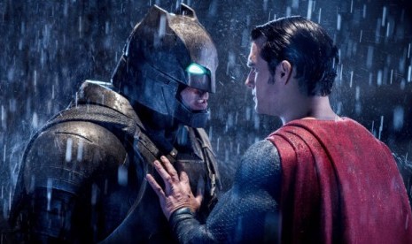 Cuplikan adegan film Batman Versus Superman. Film terbaru Superman berjudul Superman: Legacy diprediksi jadi gerbang superhero baru DC.