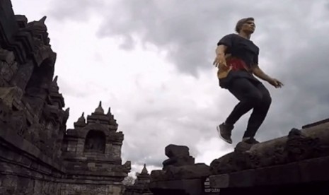 Cuplikan iklan Redbull yang menampilkan aksi parkour di Candi Borobudur.