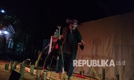 Cuplikan teater dengan judul Petani, Sawah di Kepalamu dari Komunitas Celah Celah Langit di CCL, Ledeng, Bandung