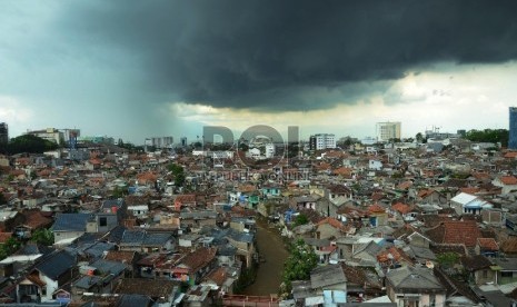 Curah Hujan Masih Tinggi: Awan hitam menggelayut pertanada akan turun hujan di atas jembatan layang Pasupati, Kota Bandung, Selasa (7/4).