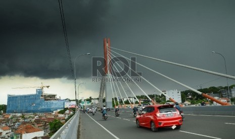 Curah Hujan Masih Tinggi: Awan hitam menggelayut pertanada akan turun hujan di atas jembatan layang Pasupati, Kota Bandung, Selasa (7/4).