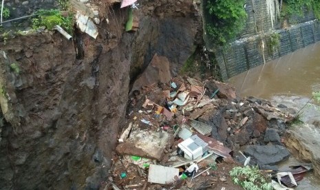 Curah hujan yang tinggi di Malang mengakibatkan longsor dan turap ambrol