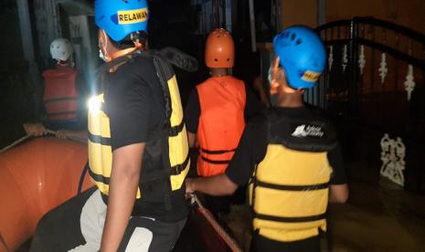 Curah hujan yang tinggi menyebabkan banjir menggenangi sebagian wilayah Jabodetabek. Seperti terjadi di Perumahan Pondok Gede Permai, Kelurahan Jatirasa, Kecamatan Jatiasih, Kota Bekasi. 