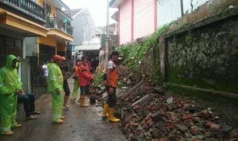 Curah hujan yang tinggi selama beberapa hari menyebabkan dinding salah satu SMK di Kota Malang ambruk pada Ahad (19/11). 