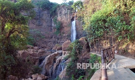 Curug Cimarinjung, di kawasan Geopark Ciletuh.