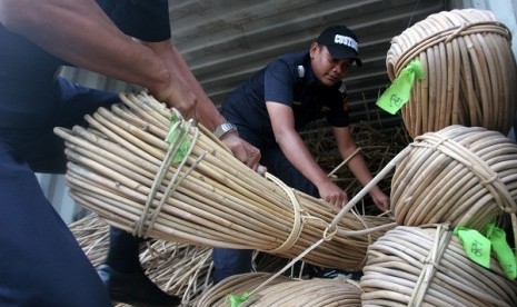 Custom officials confiscate raw rattan, in Medan, North Sumatra. The rattan is intended to smuggled to other country in August. (file photo)