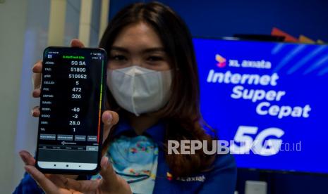 Customer Relation Representative XL Axiata menunjukkan kualitas layanan jaringan 5G berupa 4K video streaming di XL Center Martadinata, Bandung, Jawa Barat, Senin (23/8/2021). Kementerian Komunikasi dan Informatika telah menyatakan PT XL Axiata Tbk (XL Axiata) lolos Uji Laik Operasi (ULO) untuk menggelar jaringan 5G di Indonesia guna memberikan kemudahan akses internet cepat bagi masyarakat Indonesia.