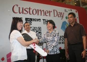 Customer Day : VP Area Jabotabek Jabar Telkomsel Venusiana Papasi didampingi Manager Marketing Area Jabotabek Jabar Anang Apriyanto  dan Manager Direct Sales Metro Jakarta Yaddy Sumitra secara simbolis menyerahkan Mercy C200 Kompressor sebagai Hadiah Utama