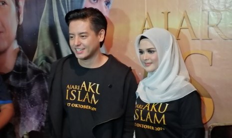 Roger Danuarta (kiri) dan sang istri Cut Meyriska (kanan). Roger menjadi salah satu artis Indonesia yang memutuskan menjadi mualaf sebelum menikah.