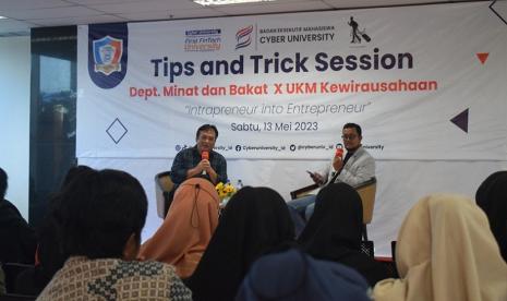 Cyber University atau Universitas Siber Indonesia yang dulunya bernama BRI Institute beri motivasi mahasiswanya dalam berwirausaha melalui kegiatan Tips and Trick Session (TTS). Kegiatan berupa webinar yang merupakan salah satu program kerja dari BEM Cyber University melalui Departemen Minat dan Bakat yang berkolaborasi dengan UKM Kewirausahaan.